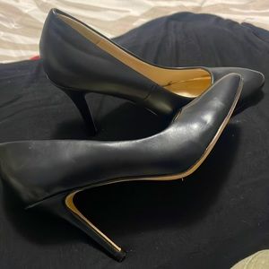 Nicole Miller size 10 Black leather heel never worn